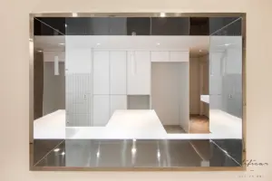 스틸 프레임 거울이 돋보이는 미니멀 현관 인테리어